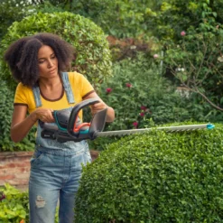 GARDENA Accu Heggenschaar ComfortCut 50/18V P4A Set 9 GARDENA Accu Heggenschaar ComfortCut 50/18V P4A Set -Groen Tuin Pro Verkoopwinkel gardena accu heggenschaar comfortcut 50 18v p4a set 1500x1124 640af31465a2d l